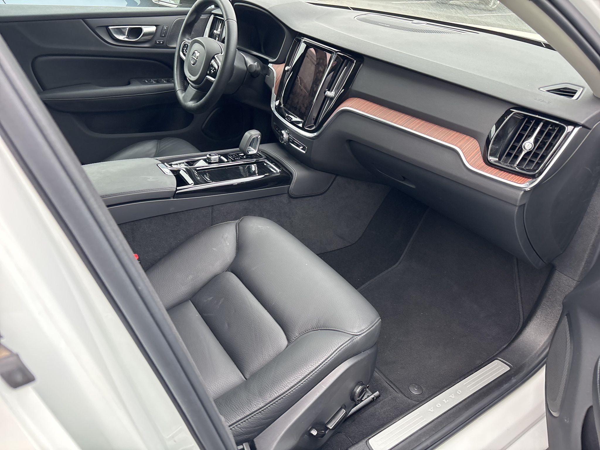 2025 Volvo S60 Plug-In Hybrid T8 Plus