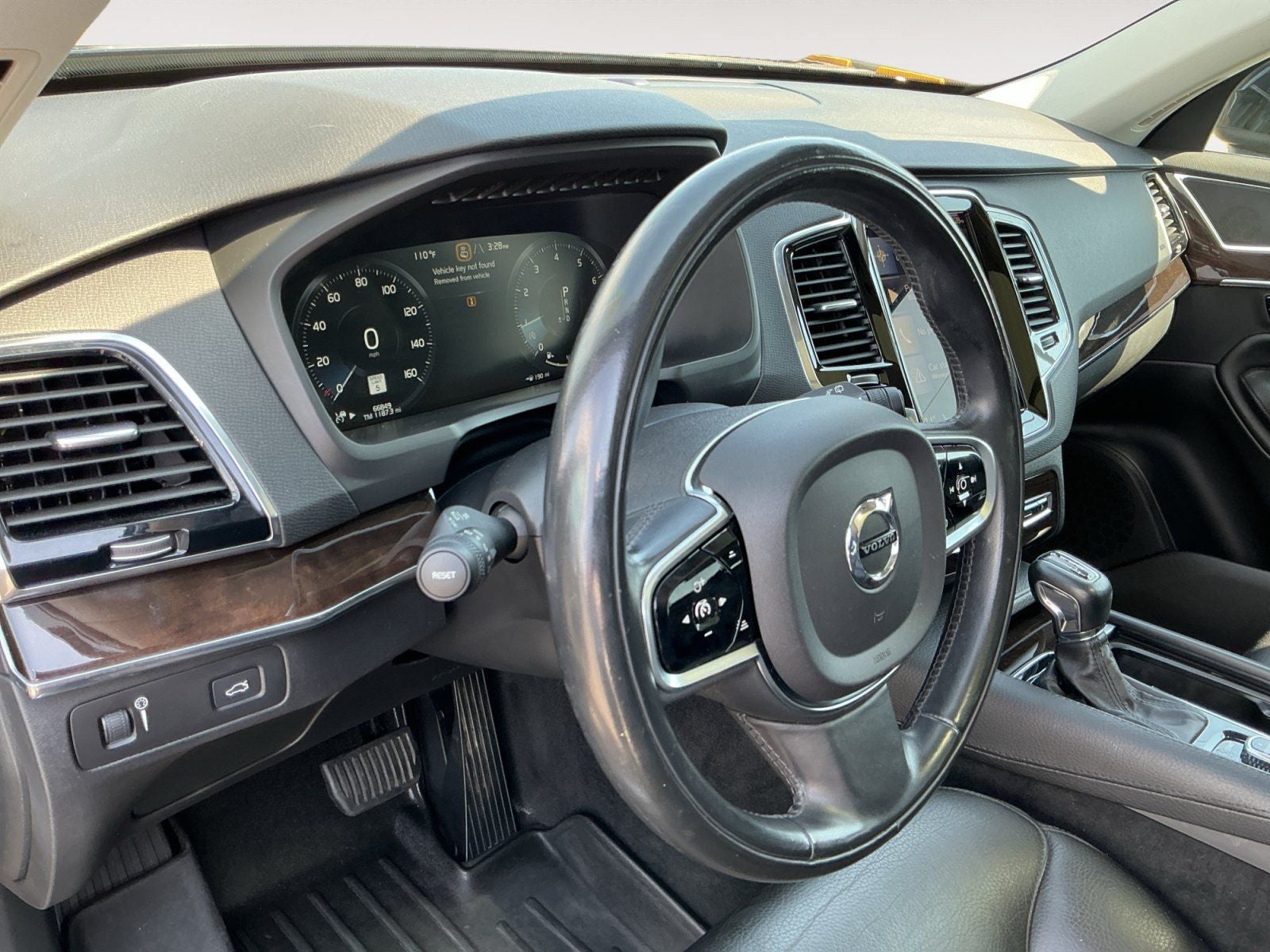 2017 Volvo XC90 T6 Momentum
