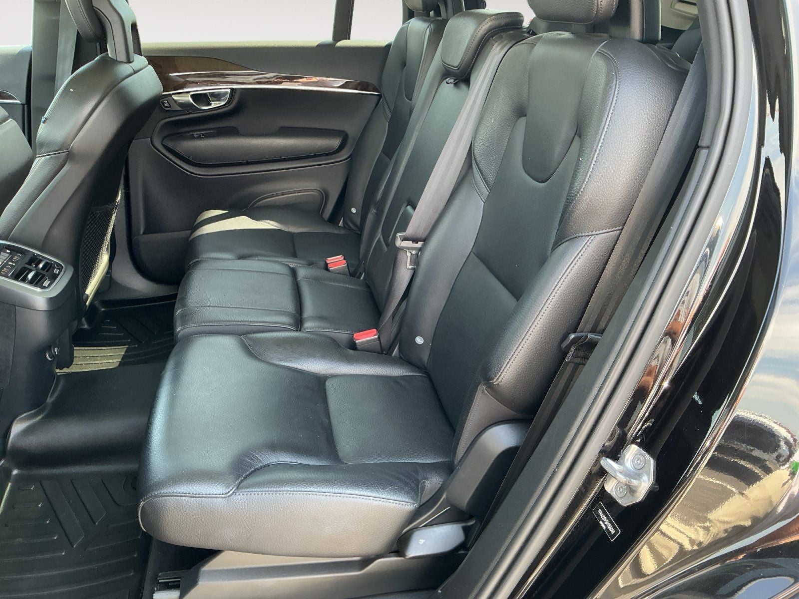 2017 Volvo XC90 T6 Momentum