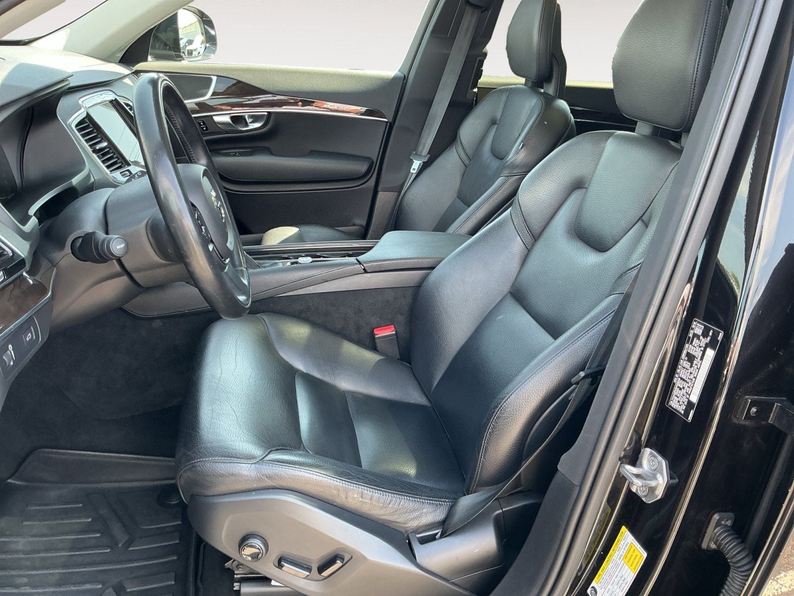 2017 Volvo XC90 T6 Momentum