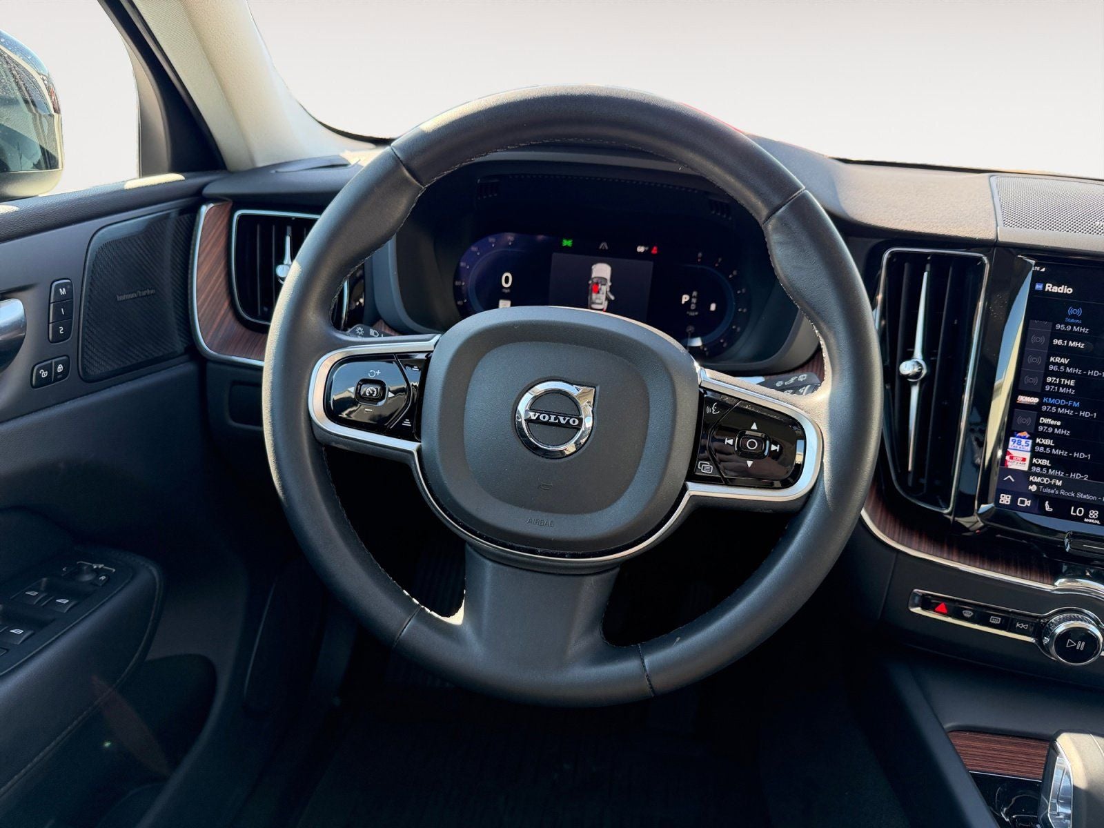 2023 Volvo XC60 B5 Plus Dark Theme