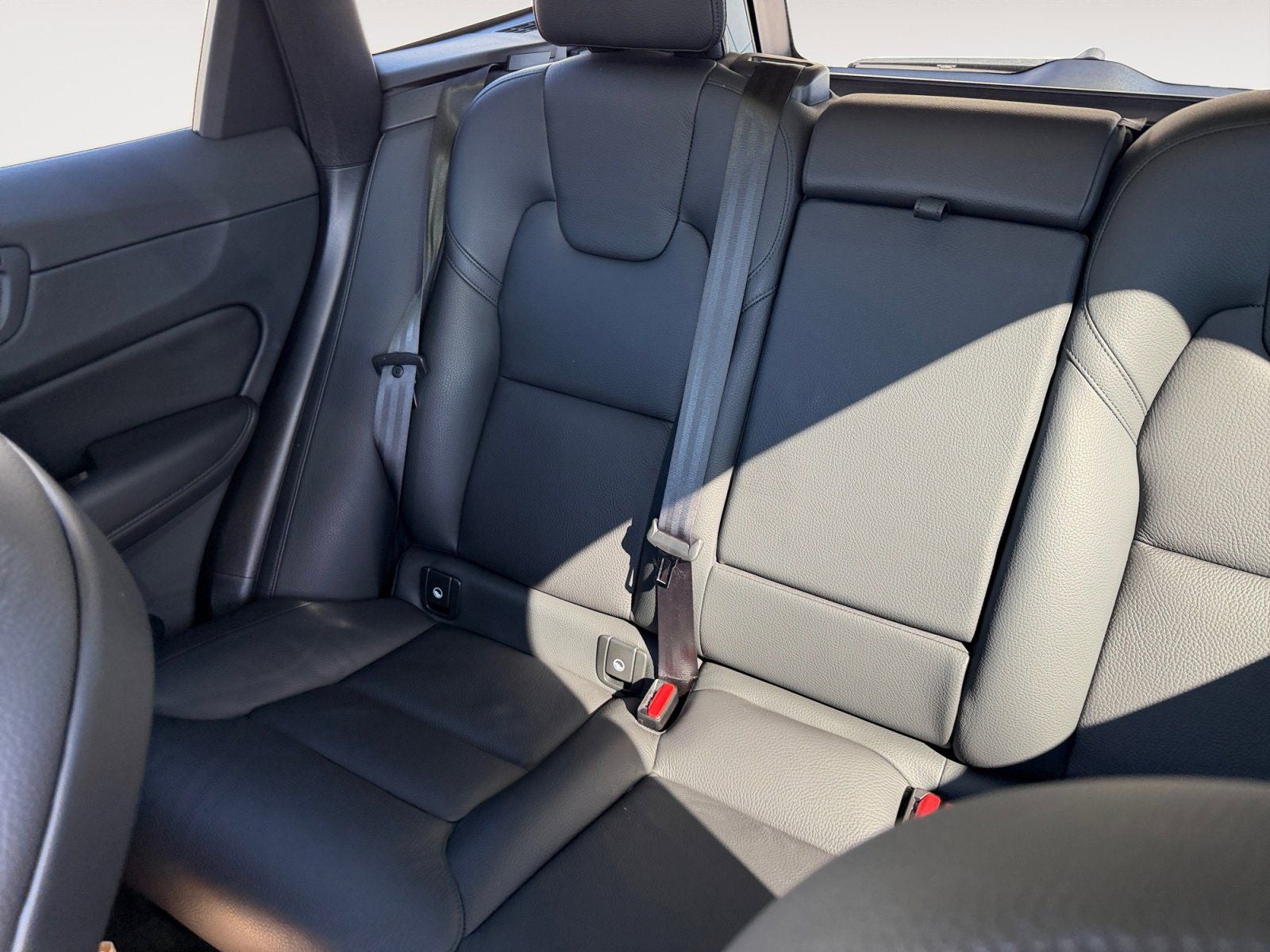 2023 Volvo XC60 B5 Plus Dark Theme