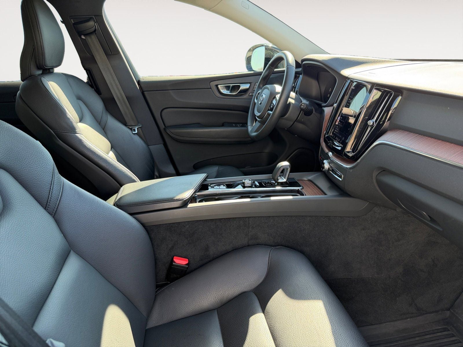 2023 Volvo XC60 B5 Plus Dark Theme