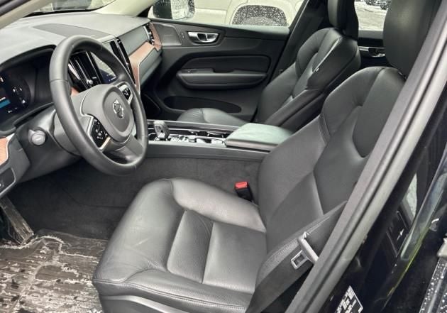 2023 Volvo XC60 B5 Plus Dark Theme