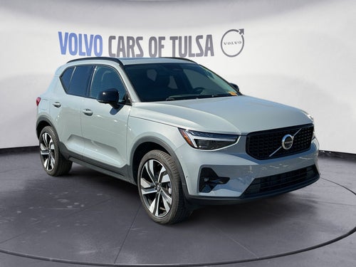 2025 Volvo XC40 B5 Plus Dark Theme