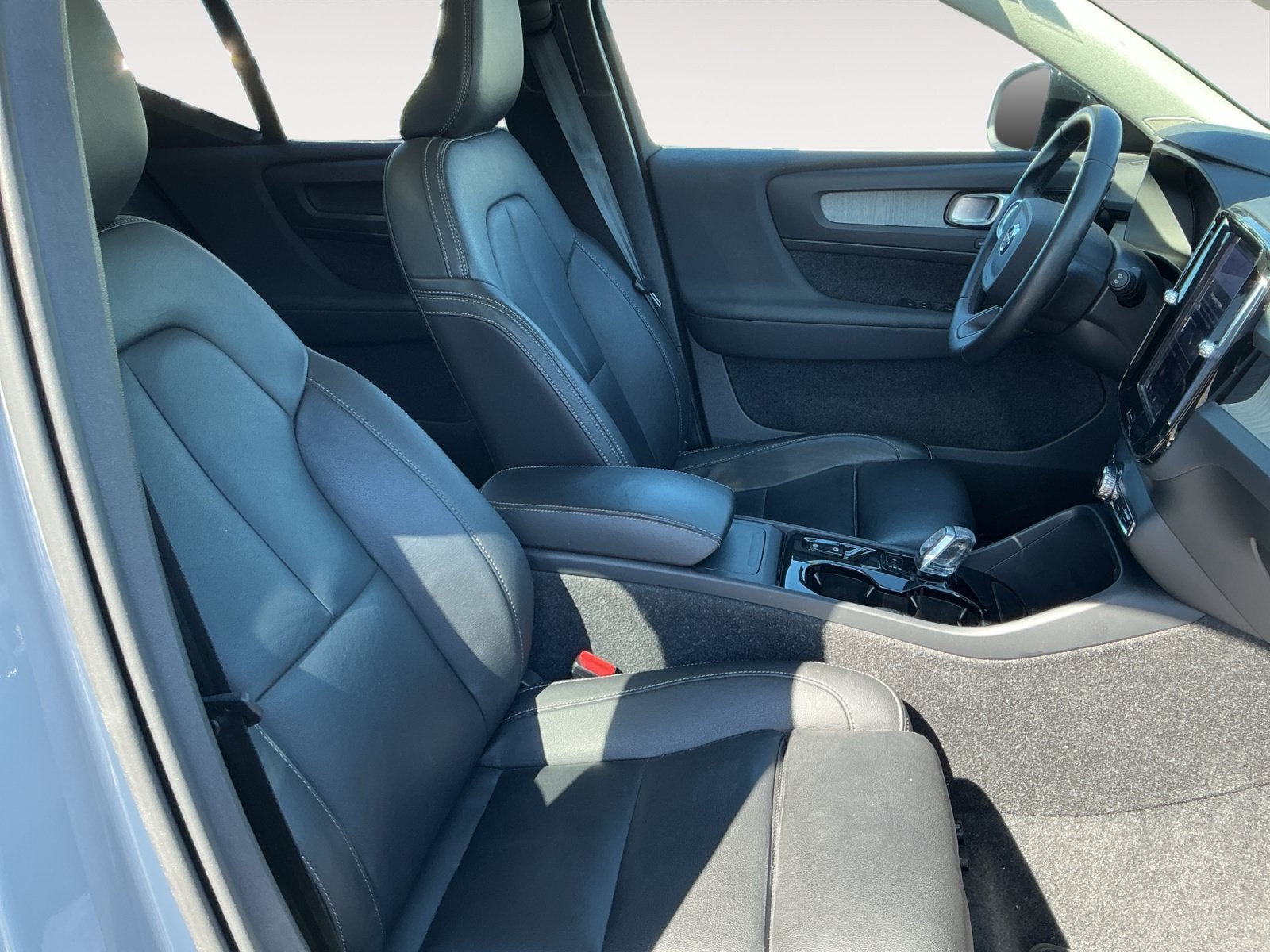 2025 Volvo XC40 B5 Plus Dark Theme