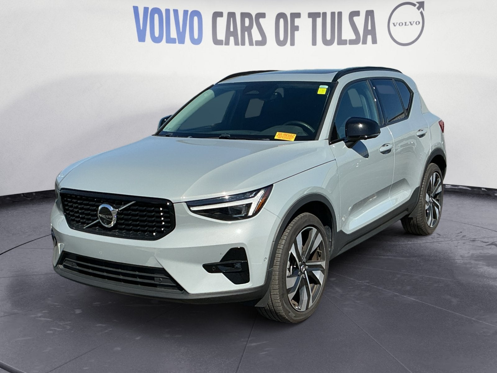 2025 Volvo XC40 B5 Plus Dark Theme