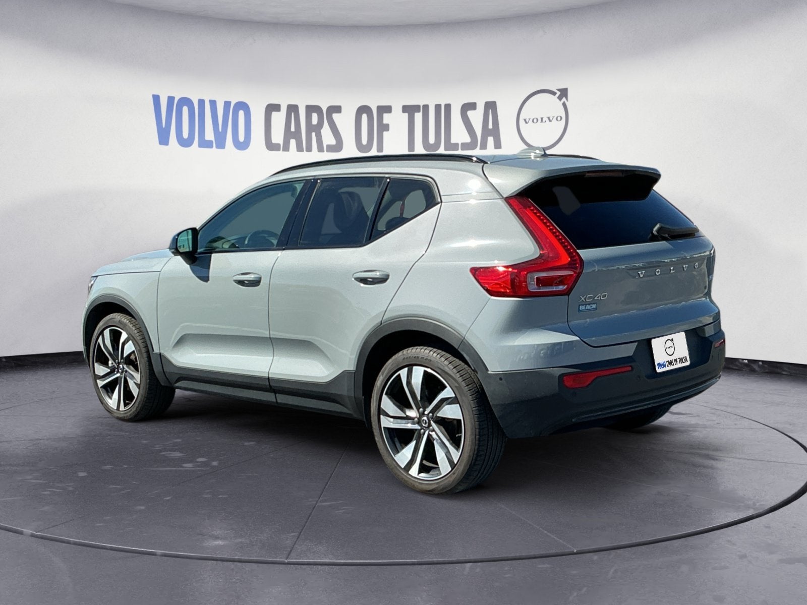 2025 Volvo XC40 B5 Plus Dark Theme