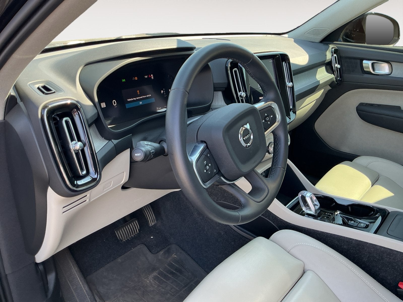 2025 Volvo XC40 B5 Plus Bright Theme