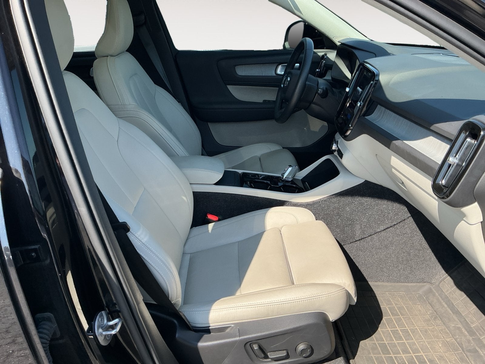 2025 Volvo XC40 B5 Plus Bright Theme