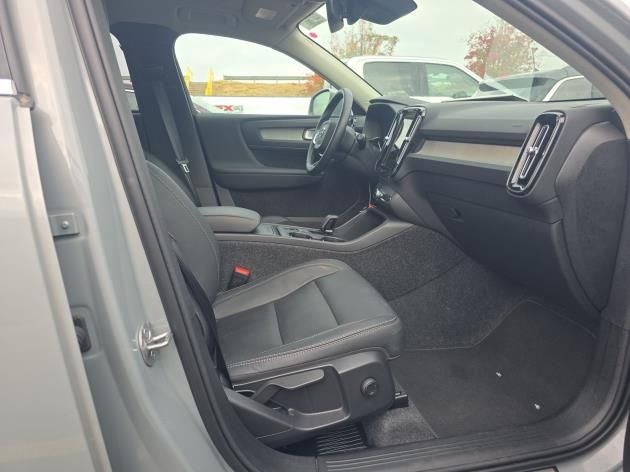 2025 Volvo XC40 B5 Core