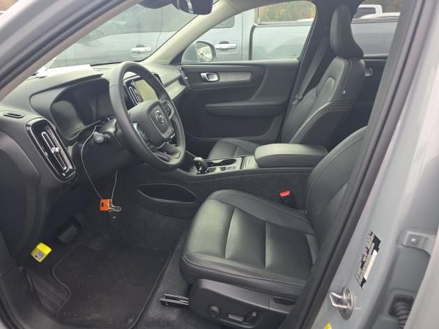 2025 Volvo XC40 B5 Core