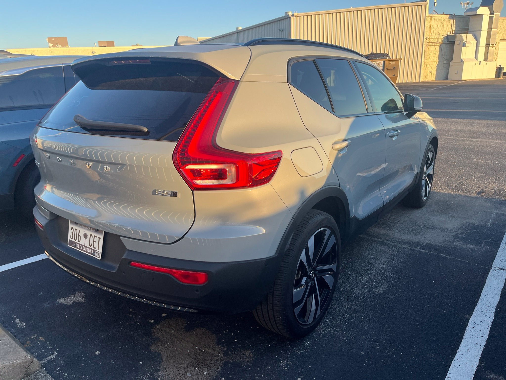 2025 Volvo XC40 B5 Ultra Dark Theme