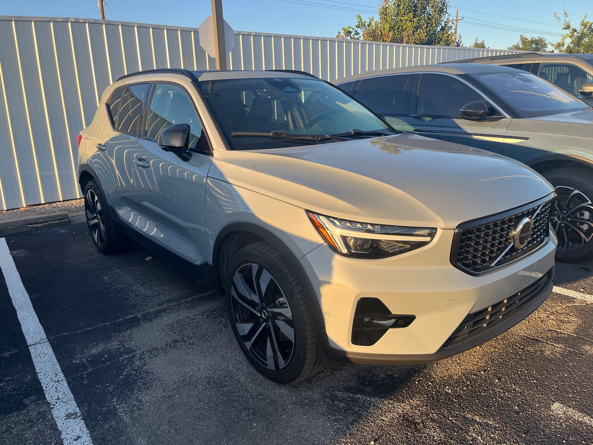 2025 Volvo XC40 B5 Ultra Dark Theme