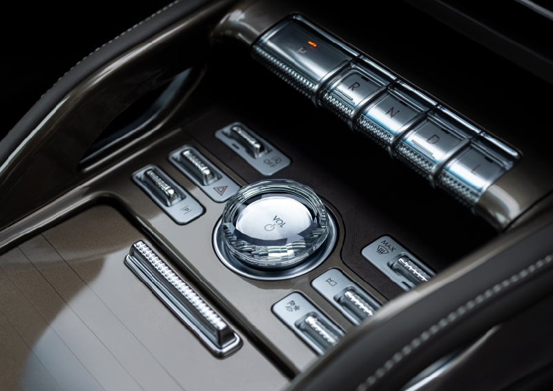 A crystal-inspired volume knob is shown in the center floor console of a 2025 Lincoln Nautilus® SUV. | Bill Knight Lincoln in Tulsa OK