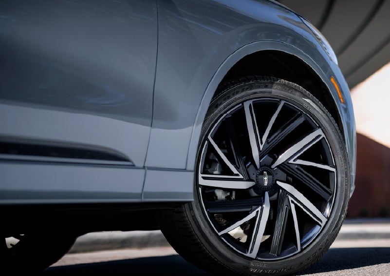 The wheel of the 2027 Lincoln Aviator® Black Label™ SUV is shown slightly angled out. | Bill Knight Lincoln in Tulsa OK
